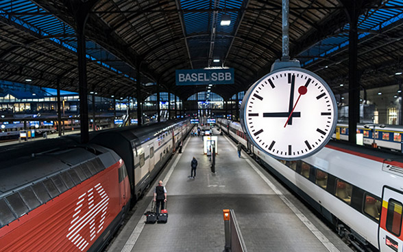 Trains et horloge en gare de Bâle.